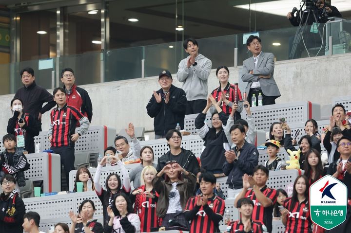 [서울=뉴시스]상암벌 찾은 허태수 GS그룹 회장. (사진=한국프로축구연맹 제공)