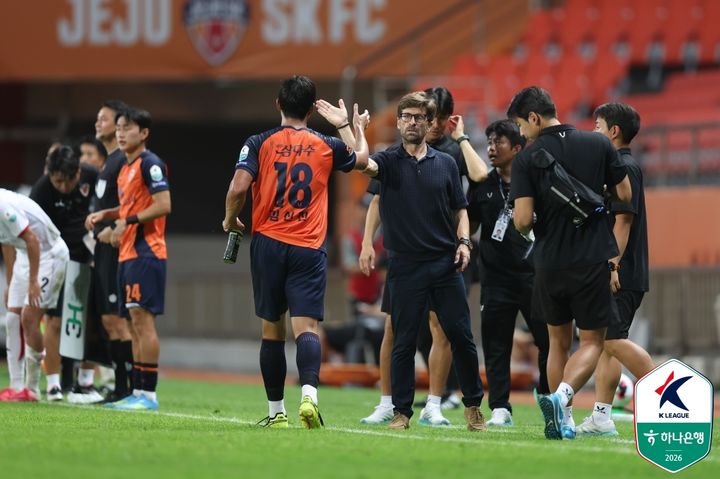 [서울=뉴시스] 프로축구 K리그1 제주SK의 세르지우 코스타 감독. (사진=한국프로축구연맹 제공) *재판매 및 DB 금지