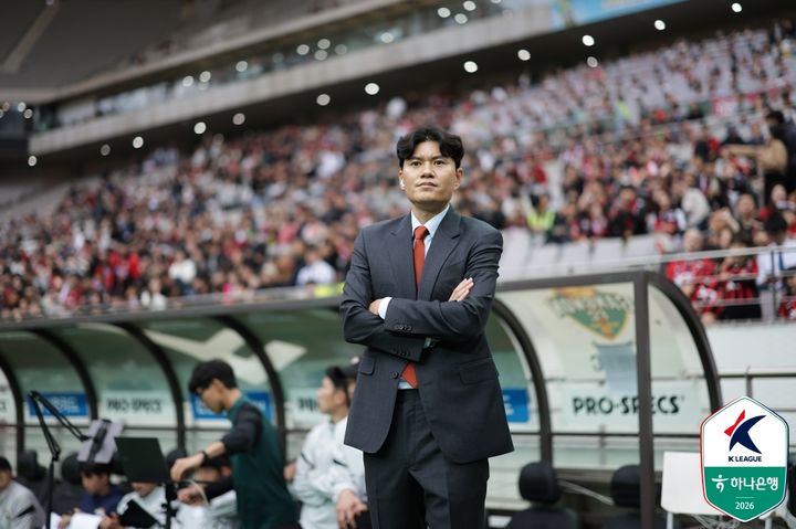 [서울=뉴시스]강원FC 정경호 감독. (사진=한국프로축구연맹 제공)