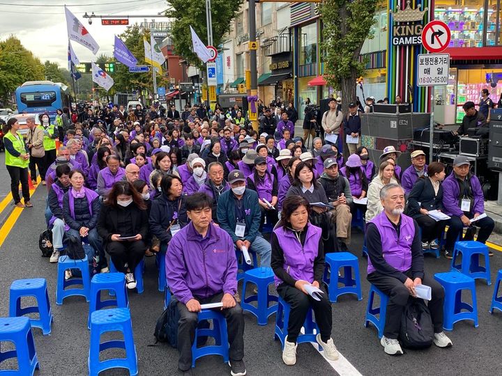 [서울=뉴시스] 10·29 이태원 참사 4주기를 맞아 유가족과 시민들이 24일 참사 현장인 서울 용산구 이태원역 1번 출구 앞에서 추모 기도회를 하고 있다. (사진=이태원 참사 시민대책회의). 2026.10.24. photo@newsis.com *재판매 및 DB 금지