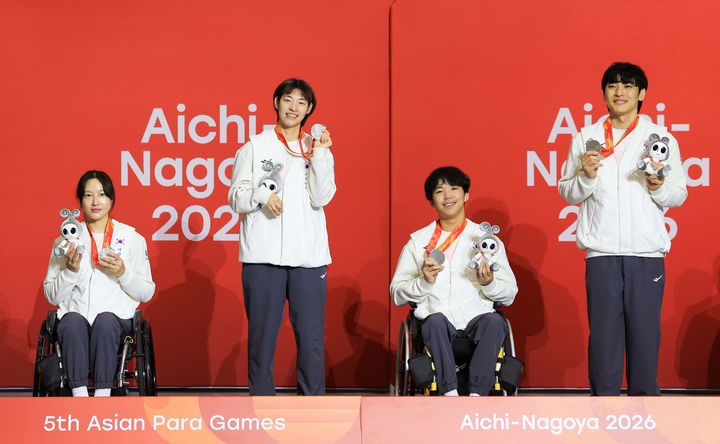 [서울=뉴시스] 2026 아이치·나고야 장애인아시안게임 펜싱 혼성 사브르 단체전에서 은메달을 딴 대표팀. (사진 = 대한장애인체육회 제공) *재판매 및 DB 금지