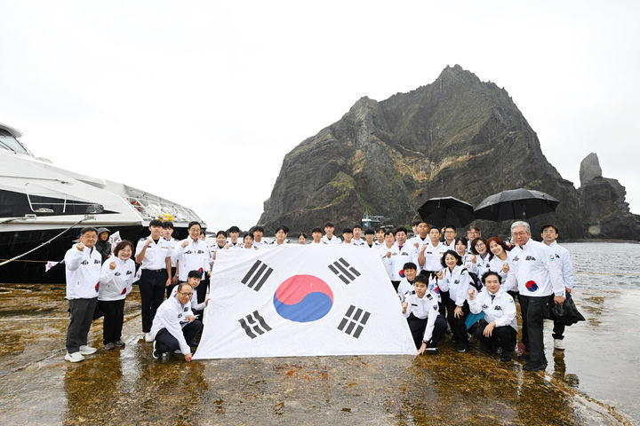 [안동=뉴시스] '경상북도교육청 독도교육원 착공식 및 독도의 날 행사' 참가자들이 독도에서 기념사진을 찍고 있다. (사진=경북교육청 제공) 2026.10.24. photo@newsis.com *재판매 및 DB 금지