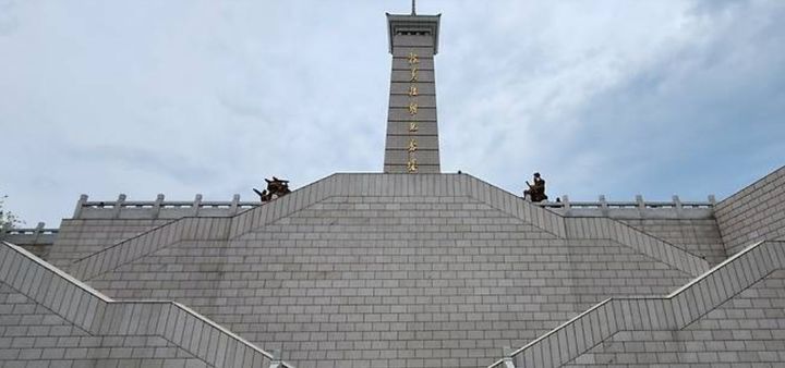 [서울=뉴시스] 중국 랴오닝성 단둥의 항미원조기념관의 기념비. 전쟁에서 지원했던 역사를 잊지 말라는 듯 북한쪽을 바라보고 있다. 2026.10.24. *재판매 및 DB 금지