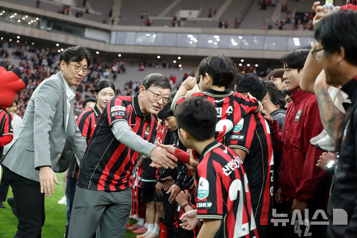 [서울=뉴시스]FC서울 우승 현장 찾은 GS그룹 허태수 회장. (사진=FC서울 제공)