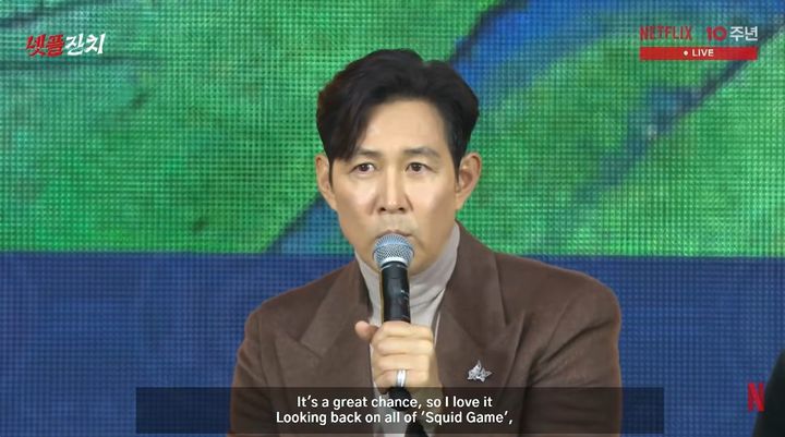 [서울=뉴시스] 배우 이정재가 24일 서울 상암동 문화비축기지에서 열린 넷플릭스 한국 진출 10주년 기념 팬 이벤트 '넷플잔치'에 참석해 작품에 관한 소회를 밝혔다. (사진='넷플잔치' 라이브 화면 캡처) 2026.10.24. photo@newsis.com *재판매 및 DB 금지