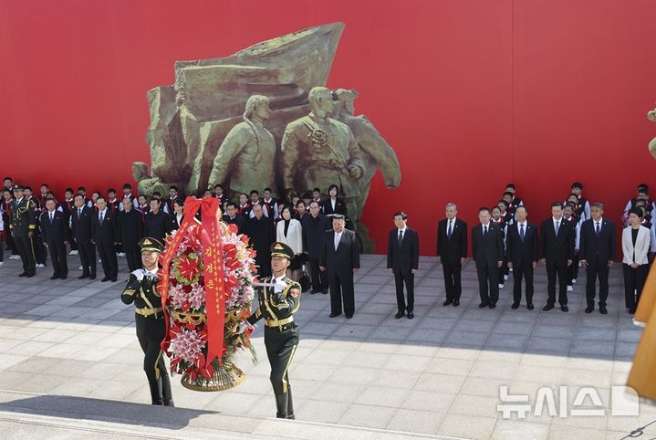 [베이징=뉴시스] 김정은 북한 국무위원장이 24일 중국 랴오닝성 단둥을 방문한 가운데 왕후닝 중국 전국인민정치협상회의(정협) 주석과 함께 항미원조(抗美援朝)기념관에서 기념탑 헌화를 지켜보고 있다.(사진=중국 신화통신 홈페이지 갈무리) *DB 및 재판매 금지 2026.10.24 photo@newsis.com