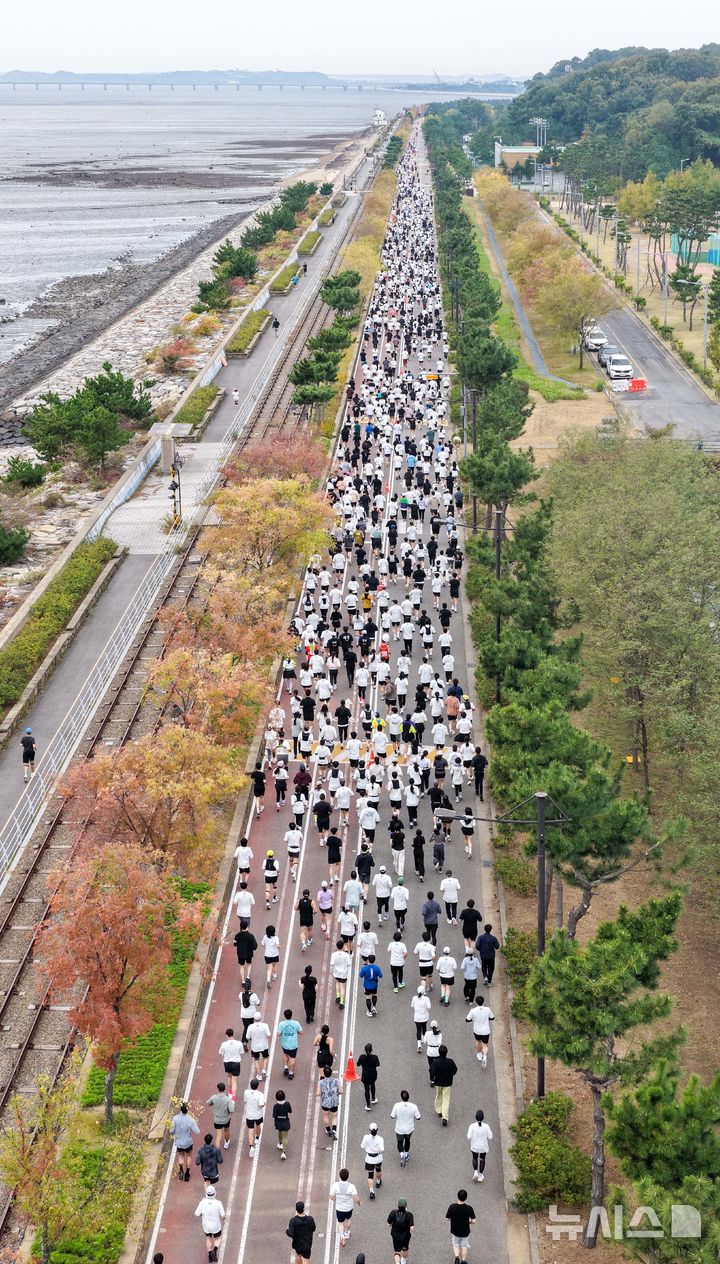 [인천=뉴시스] 김선웅 기자 = 24일 인천 영종구 씨사이드파크에서 열린 2026 뉴시스 바다마라톤 대회에서 참가자들이 힘차게 달리고 있다. 2026.10.24. mangusta@newsis.com