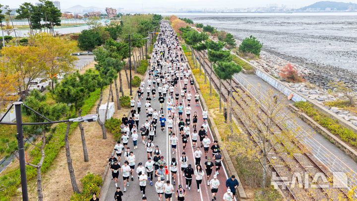 [인천=뉴시스] 김선웅 기자 = 24일 인천 영종구 씨사이드파크에서 열린 2026 뉴시스 바다마라톤 대회에서 참가자들이 힘차게 달리고 있다. 2026.10.24. mangusta@newsis.com