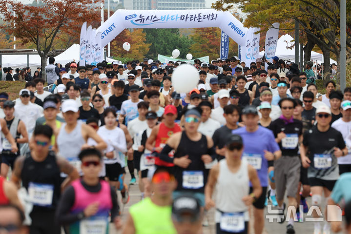 '완연한 가을, 바다 바라보며 질주'...2026 뉴시스 바다마라톤 [뉴시스Pi... - 뉴스 썸네일 이미지