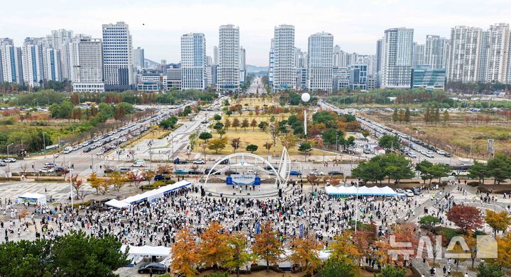 [인천=뉴시스] 김선웅 기자 = 24일 인천 영종구 씨사이드파크에서 열린 2026 뉴시스 바다마라톤 대회에서 참가자들이 출발을 기다리고 있다. 2026.10.24. mangusta@newsis.com