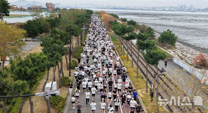 [인천=뉴시스] 김선웅 기자 = 24일 인천 영종구 씨사이드파크에서 열린 2026 뉴시스 바다마라톤 대회에서 참가자들이 힘차게 달리고 있다. 2026.10.24. mangusta@newsis.com