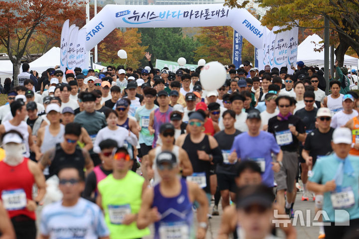 [인천=뉴시스] 권창회 기자 = 24일 오전 인천 영종구 씨사이드파크 하늘구름광장에서 열린 2026 뉴시스 바다 마라톤대회에서 참가자들이 힘찬 출발을 하고 있다. 2026.10.24. kch0523@newsis.com