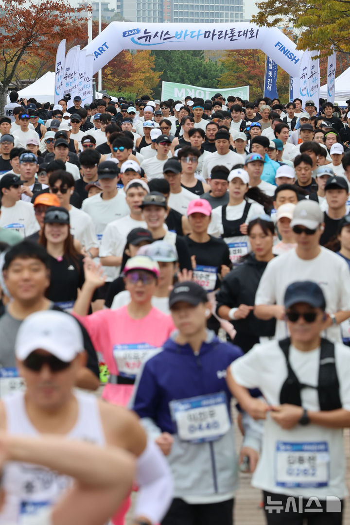 [인천=뉴시스] 권창회 기자 = 24일 오전 인천 영종구 씨사이드파크 하늘구름광장에서 열린 2026 뉴시스 바다 마라톤대회에서 참가자들이 힘찬 출발을 하고 있다. 2026.10.24. kch0523@newsis.com