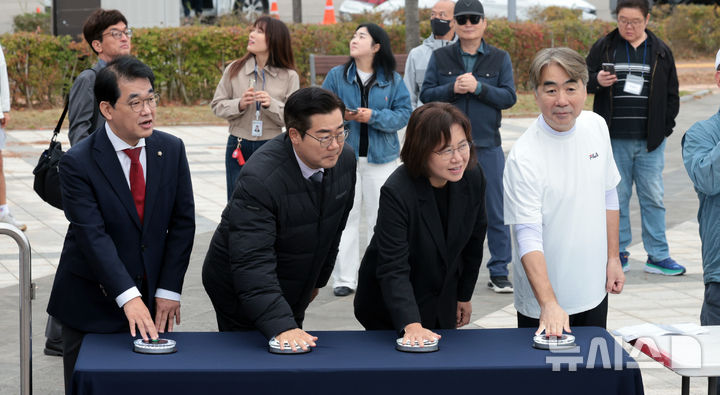 [인천=뉴시스] 전진환 기자 = 염영남(오른쪽부터) 뉴시스 대표이사, 손화정 영종구청장, 박찬대 인천시장, 배중영 국민의힘 의원이 24일 인천 영종구 씨사이드파크 하늘구름광장에서 열린 제2회 뉴시스 바다마라톤 대회에서 출발 버튼을 누르고 있다. 2026.10.24. amin2@newsis.com