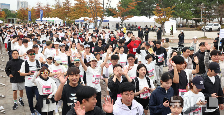 [인천=뉴시스] 전진환 기자 = 24일 인천 영종구 씨사이드파크 하늘구름광장에서 열린 제2회 뉴시스 바다마라톤 대회에서 5km 코스 참가자들이 출발하고 있다. 2026.10.24. amin2@newsis.com