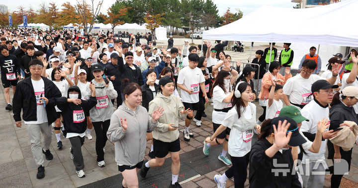 [인천=뉴시스] 전진환 기자 = 24일 인천 영종구 씨사이드파크 하늘구름광장에서 열린 제2회 뉴시스 바다마라톤 대회에서 5km 코스 참가자들이 출발하고 있다. 2026.10.24. amin2@newsis.com