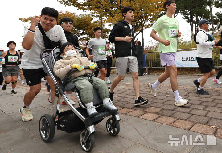 [인천=뉴시스] 전진환 기자 = 24일 인천 영종구 씨사이드파크 하늘구름광장에서 열린 제2회 뉴시스 바다마라톤 대회에서 10km 코스 참가자들이 출발하고 있다. 2026.10.24. amin2@newsis.com