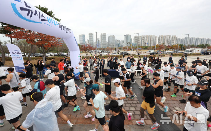 [인천=뉴시스] 전진환 기자 = 24일 인천 영종구 씨사이드파크 하늘구름광장에서 열린 제2회 뉴시스 바다마라톤 대회에서 하프코스 참가자들이 힘차게 출발하고 있다. 2026.10.24. amin2@newsis.com