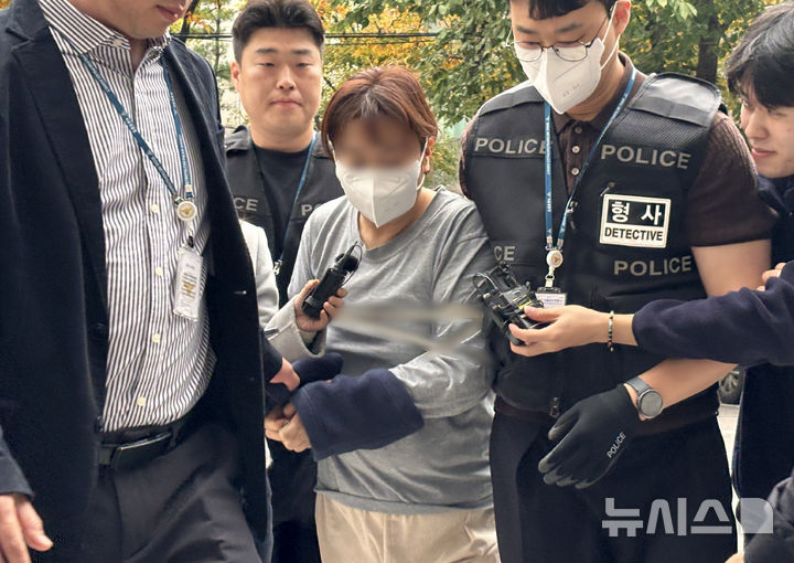 [서울=뉴시스] 신항섭 기자 = 서울 강서구 친모 살인사건 피의자 A씨가 24일 오후 서울 양천구 서울남부지방법원에서 열린 구속 전 피의자 심문(영장실질심사)에 출석하고 있다. 2026.10.24. Hangseob@newsis.com