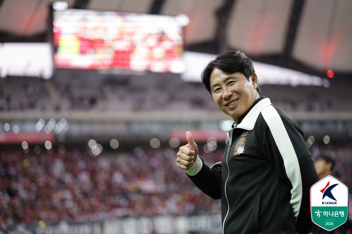 [서울=뉴시스] 권창회 기자 = 24일 서울 마포구 서울월드컵경기장에서 열린하나은행 K리그1 2026 정규라운드 최종 33라운드 FC서울과 강원FC의 경기, 김기동 서울감독이 우승을 확정 지은뒤 기뻐하고 있다. (사진=한국프로축구연맹 제공) 2026.10.24. photo@newsis.com *재판매 및 DB 금지