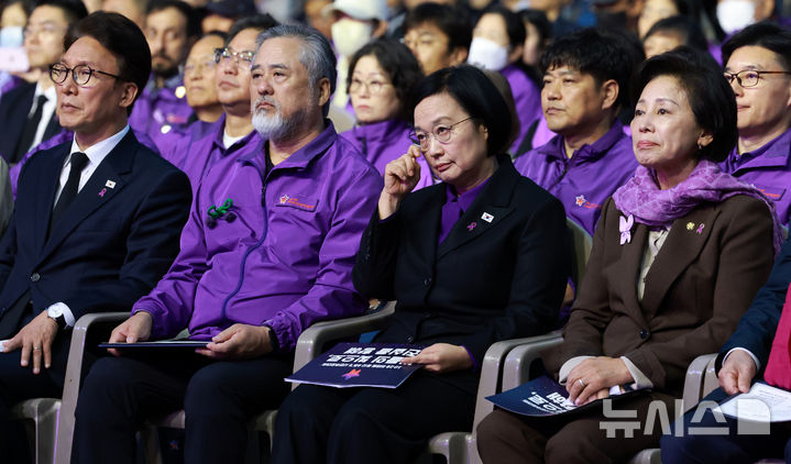 [서울=뉴시스] 이영환 기자 = 한성숙 국무총리가 24일 오후 서울 중구 서울광장에서 열린 이태원참사 4주기 시민추모대회에 참석해 호명식 순서에 눈가를 만지고 있다. 2026.10.24. 20hwan@newsis.com