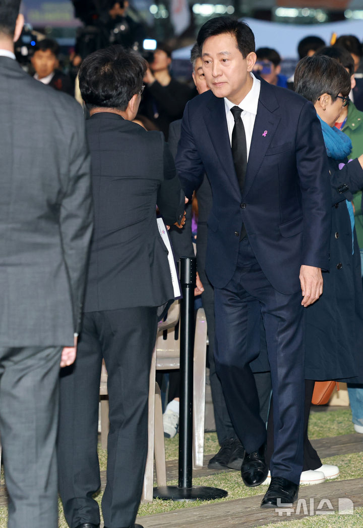 [서울=뉴시스] 이영환 기자 = 오세훈 서울시장이 24일 오후 서울 중구 서울광장에서 열린 이태원참사 4주기 시민추모대회에 참석하고 있다. 2026.10.24. 20hwan@newsis.com