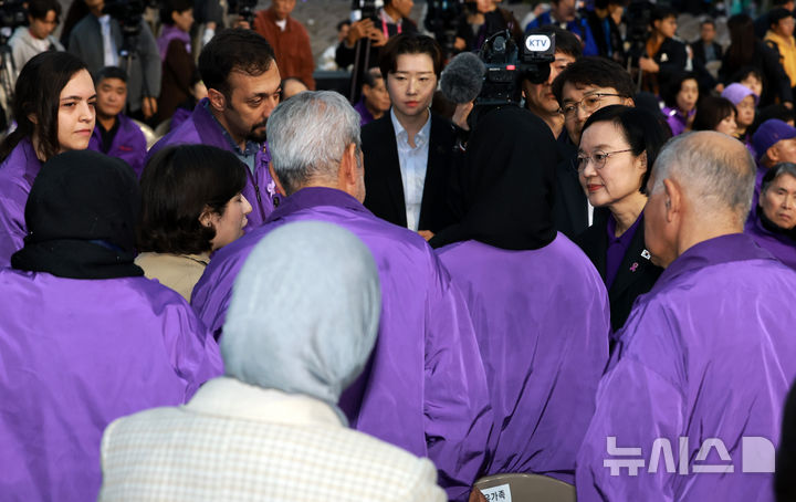 [서울=뉴시스] 이영환 기자 = 한성숙 국무총리가 24일 오후 서울 중구 서울광장에서 열린 이태원참사 4주기 시민추모대회에 참석해 외국인 희생자 유가족을 위로하고 있다. 2026.10.24. 20hwan@newsis.com