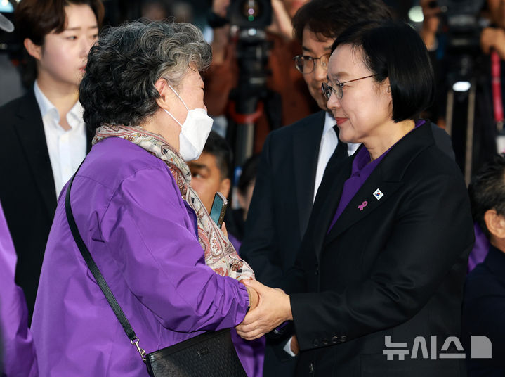 [서울=뉴시스] 이영환 기자 = 한성숙 국무총리가 24일 오후 서울 중구 서울광장에서 열린 이태원참사 4주기 시민추모대회에 참석해 유가족을 위로하고 있다. 2026.10.24. 20hwan@newsis.com