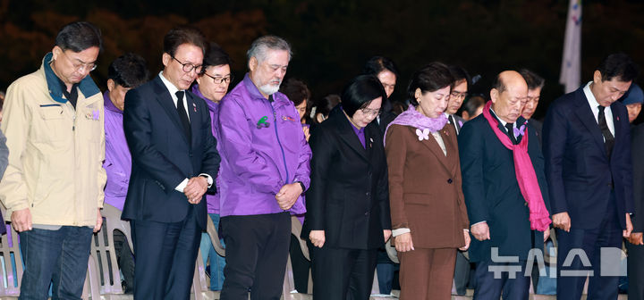 [서울=뉴시스] 이영환 기자 = 한성숙 국무총리가 24일 오후 서울 중구 서울광장에서 열린 이태원참사 4주기 시민추모대회에 참석해 희생자에 대한 묵념을 하고 있다. 왼쪽부터 신장식 조국혁신당 대표, 김민석 더불어민주당 대표,이정민 이태원참사 유가족협의회 운영위원장, 한 총리, 남인순 국회부의장, 송두환 이태원참사 특조위원장, 오세훈 서울시장. 2026.10.24. 20hwan@newsis.com