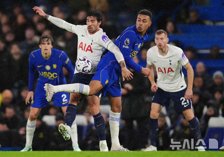 [런던=AP/뉴시스] 잉글랜드 프로축구 프리미어리그(EPL) 토트넘 홋스퍼와 첼시의 맞대결 장면. 2026.10.24.