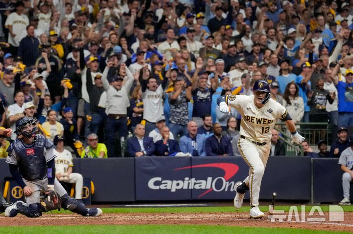 [밀워키=AP/뉴시스] 메이저리그(MLB) 밀워키 브루어스의 쿠퍼 프랫이 24일(현지 시간) 미국 위스콘신주 밀워키의 아메리칸 패밀리 필드에서 열린 2026 MLB 포스트시즌 월드시리즈 2차전 7회말 결승타를 치고 있다. 2026.10.25.