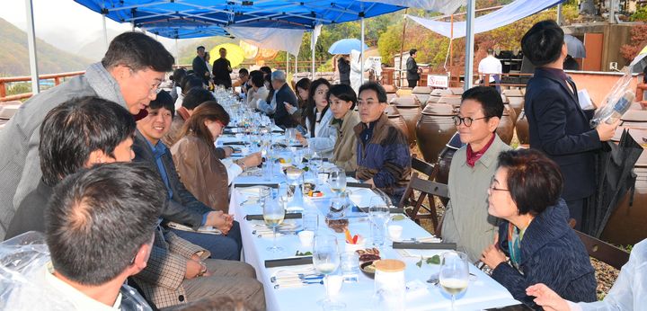 [안동=뉴시스] 지난 24일 포항시 죽장연에서 '2026 아웃스탠딩 인더필드'가 열리고 있다. (사진=경북도 제공) 2026.10.25. photo@newsis.com *재판매 및 DB 금지