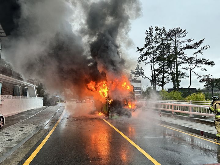 [전남광주=뉴시스] 25일 오전 8시23분께 전남광주 남구 임암동 한 도로에서 주행 중인 마을버스에서 불이 나 소방당국이 진화 작업을 벌이고 있다. (사진 = 전남광주소방본부 제공) 2026.10.25. photo@newsis.com *재판매 및 DB 금지