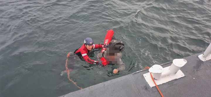 [부산=뉴시스] 지난 24일 오후 4시46분께 부산 남외항 묘박지 인근 해상에 구명조끼를 입은 채 바다에 떠 있던 인도네시아 국적의 A(20대)씨가 해경에 구조되고 있다. (사진=부산해경 제공) 2026.10.25. photo@newsis.com *재판매 및 DB 금지