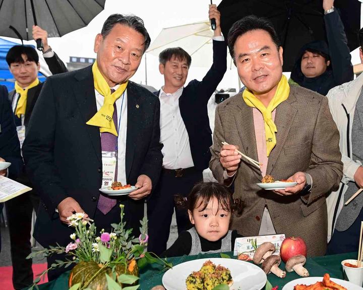 [문경=뉴시스] 김학홍 문경시장이 '2026 문경 푸드&우리술 페스티벌' 요리경연대회에서 출품된 음식을 평가하고 있다. (사진=문경시 제공) 2026.10.25. photo@newsis.com *재판매 및 DB 금지