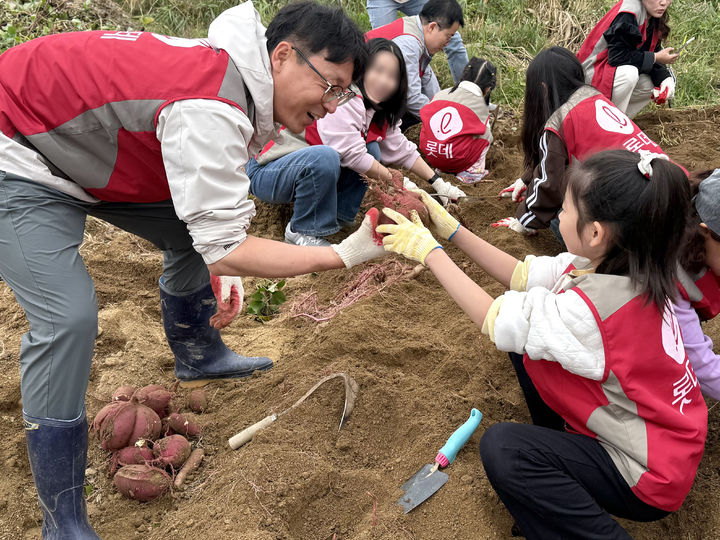 [서울=뉴시스] 롯데건설 ‘샤롯데 봉사단’이 지난 24일 서울 강서구 개화동 일대 텃밭에서 농작물을 수확하고 지역주민들에게 전달한다. (제공=롯데건설) 2026.10.25. photo@newsis.com *재판매 및 DB 금지