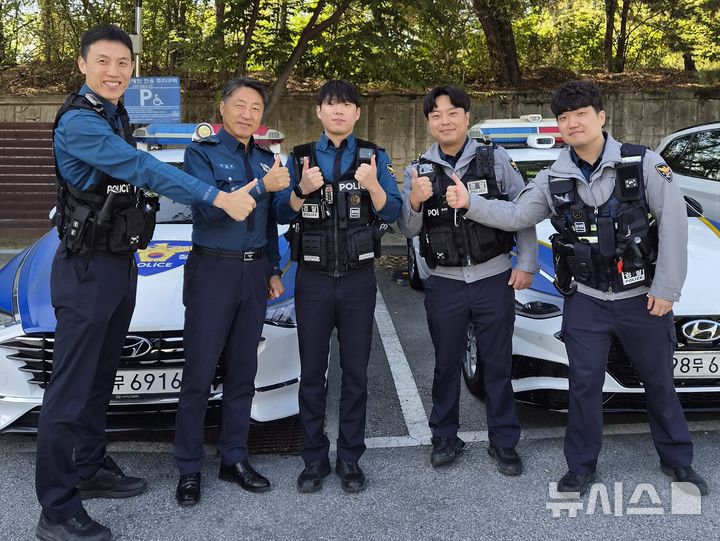 [구미=뉴시스] 김기찬(가운데) 순경이 민상규(왼쪽 두번째) 봉곡파출소장, 직원들과 기념 사진을 찍고 있다. (사진=구미경찰서 제공) 2026.10.25 photo@newsis.com *재판매 및 DB 금지