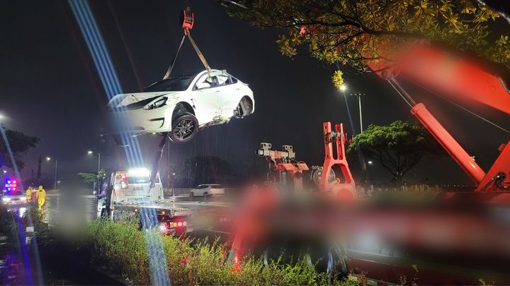 [제주=뉴시스] 지난 24일 오후 4시56분께 제주시 화북이동 번영로에서 빗길 주행 중이던 전기차가 가로등을 충돌해 화재가 발생, 소방당국이 수습하고 있다. (사진=제주도소방안전본부 제공) 2026.10.25. photo@newsis.com *재판매 및 DB 금지