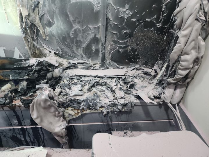 [부산=뉴시스] 24일 오후 11시32분께 부산 동래구의 한 6층짜리 건물 5층에 있는 스터디카페에서 불이 났다. (사진=부산소방 제공) 2026.10.25. photo@newsis.com *재판매 및 DB 금지