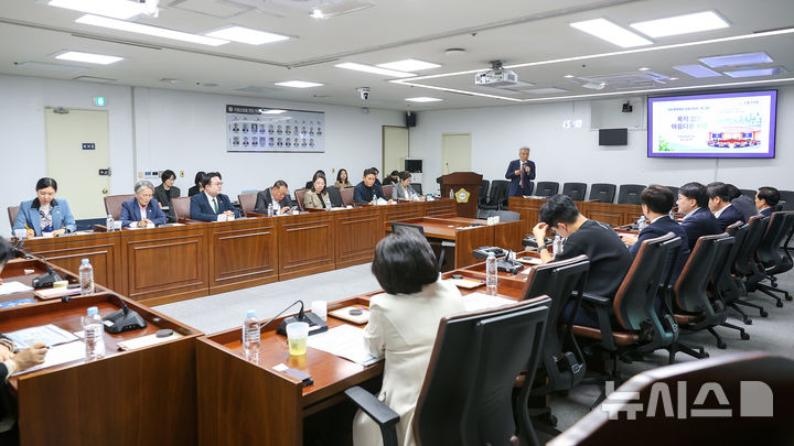 [시흥=뉴시스] 경기 시흥시의회 의원들과 의회사무국 직원들이 최근 시의회에서 진행된 '4대폭력 예방교육'에 참석해 강연을 듣고 있다.(사진=시흥시 의회 제공).2026.10.25.photo@newsis.com