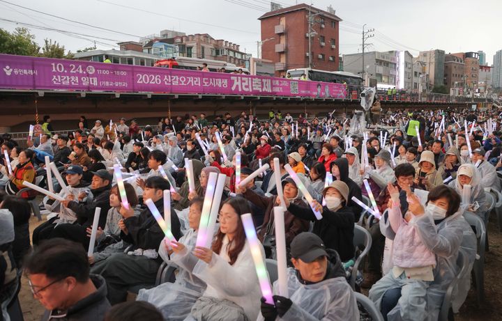 [용인=뉴시스] 24일 신갈천 일원에서 열린 '2026 신갈오거리 도시재생 거리축제' 9사진=용인시 제공) 2026. 10. 25. photo@newsis.com *재판매 및 DB 금지