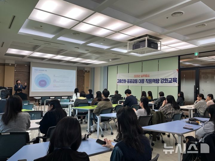 [시흥=뉴시스] 시흥시 공직자들이 '고충민원·공공갈등 대응 역량 강화 교육'에 참석해 실무 중심의 소통 기법을 경청하고 있다. (사진 제공=시흥시).2026.10.25.photo@newsis.com