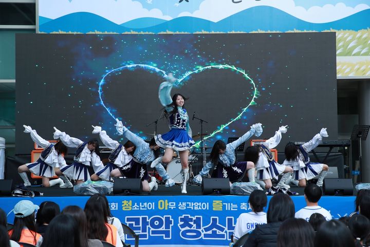 [서울=뉴시스] 지난 24일 서울 관악구청 광장에서 열린 '제5회 청아즐'에서 치어리딩 공연이 펼쳐지고 있다. (사진=관악구 제공) 2026.10.25. photo@newsis.com *재판매 및 DB 금지