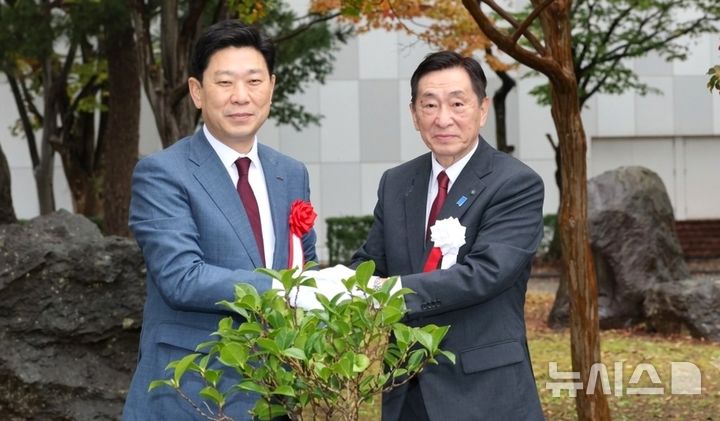 [포항=뉴시스] 경북 포항시-일본 조에츠시 우호 교류 30주년을 맞아 조에츠시에서 기념 행사를 열고, 30년간 쌓아온 우정을 되새기며 교류 협력을 강화했다. 사진은 24일 조에츠문화회관에서 교류 30주년 기념으로 동백나무 기념 식수를 한 후 박용선(왼쪽) 포항시장과 코스게 준이치 조에츠시장이 기념 촬영하는 모습. (사진=포항시 제공) 2026.10.25. photo@newsis.com