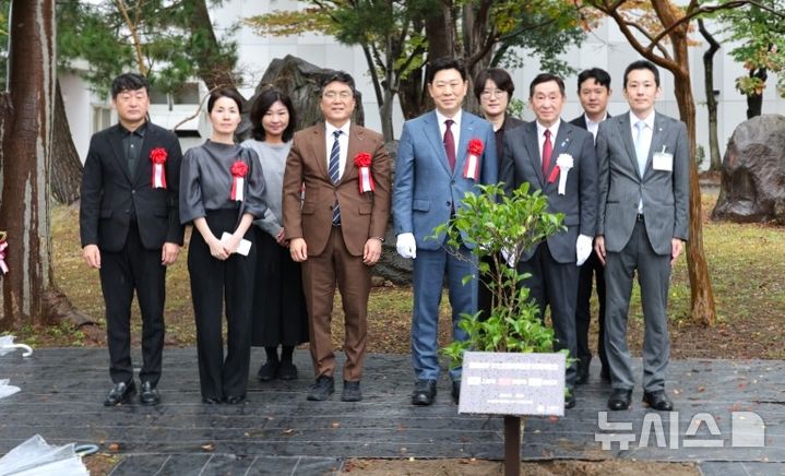[포항=뉴시스] 경북 포항시-일본 조에츠시 우호 교류 30주년을 맞아 조에츠시에서 기념 행사를 열고, 30년간 쌓아온 우정을 되새기며 교류 협력을 강화했다. 사진은 24일 조에츠문화회관에서 교류 30주년 기념으로 동백나무 기념식수를 한 후 두 도시 관계자가 기념 촬영하는 모습. (사진=포항시 제공) 2026.10.25. photo@newsis.com 
