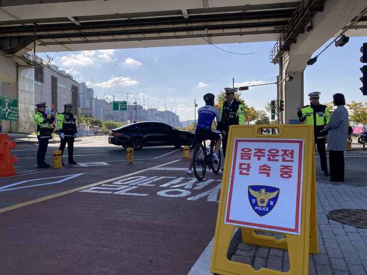 [서울=뉴시스] 반포한강공원 일대에서 경찰이 자전거 이용자를 대상으로 단속하고 있다. (사진=서울시 제공) 2026.10.26. photo@newsis.com *재판매 및 DB 금지