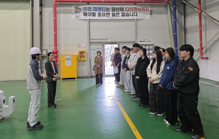 [구미=뉴시스] 피엔티 생산라인 설명 듣는 학생들. (사진=경운대 제공) 2026.10.25 photo@newsis.com *재판매 및 DB 금지