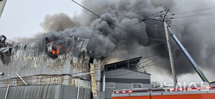 [전남광주=뉴시스] 25일 오전 9시34분께 전남광주 광산구 지죽동 한 폐기물 처리업체에서 불이 나 당국이 진화 작업 중이다.(사진 = 전남광주소방본부 제공) 2025.10.25. photo@newsis.com