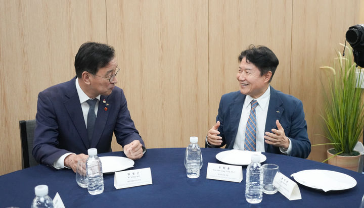 [제주=뉴시스] 위성곤(왼쪽) 제주지사와 우희종 한국마사회장인 지난 24일 제주 렛츠런 파크에서 열린 '제21회 제주마 축제'에 참석, 대화를 나누고 있다. (사진=제주도 제공) 2026.10.25. photo@newsis.com *재판매 및 DB 금지