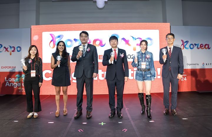 한국무역협회가 22일(목) 미국 로스앤젤레스(LA) 매직박스 전시장에서 개최한 ‘2026 LA K-프리미엄 소비재전’ 개막식에서 정강 주로스앤젤레스 총영사(왼쪽에서 세번째), 장석민 한국무역협회 전무(네번째), 가수 에일리(다섯번째)를 비롯한 주요 참석자들이 기념촬영을 하고 있다.(사진=무협 제공) *재판매 및 DB 금지